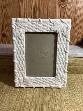 White Decorative Ceramic Photo Frame - Classic Leaf & Wicker Design Holds 5x7